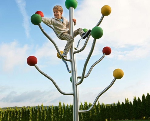 Klettergerüst ramus mit kletterndem Kind