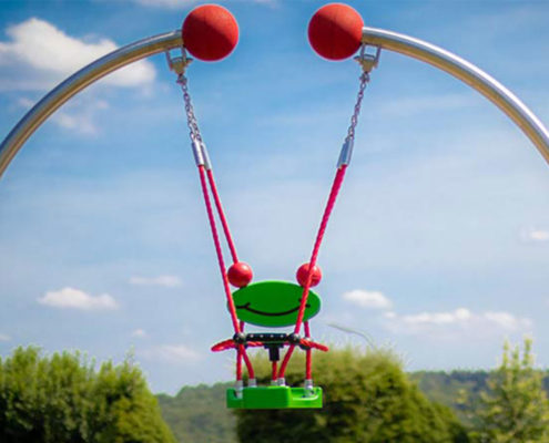 Kleinkinderschaukelsitz auf Spielplatz