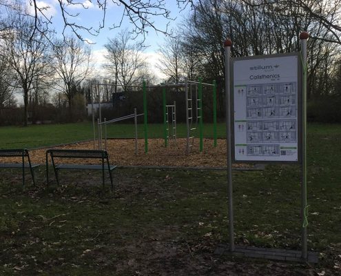 Spielplatz in Meerbusch Calisthenics Anlage mit Beschilderung