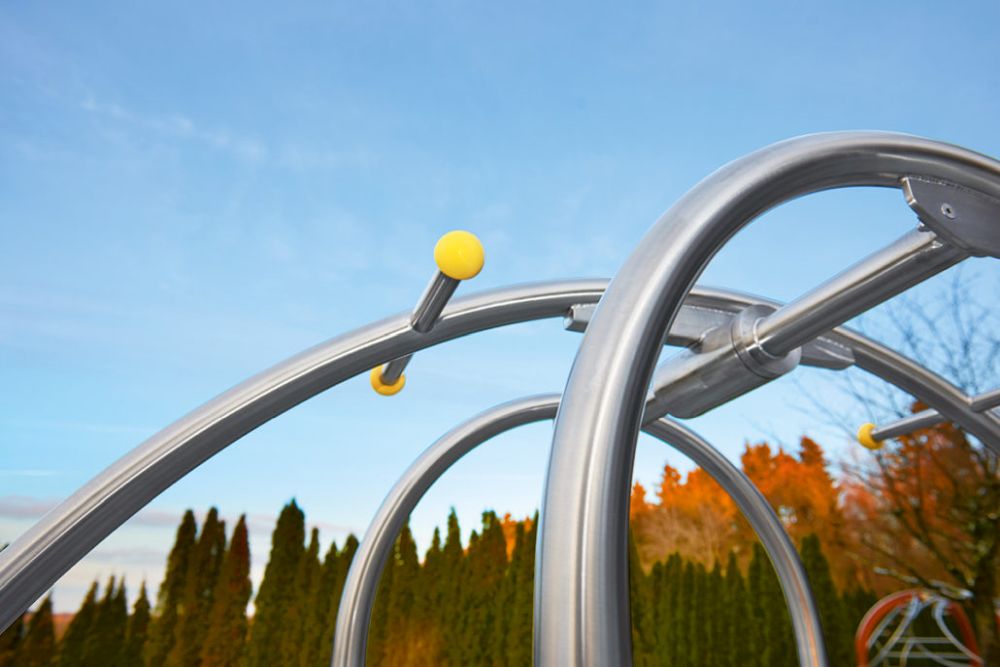 Wippe-sinio-asto_3-1030x687 Stehwippe für Spielplätze