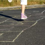 Kind beim Hüpfspiel