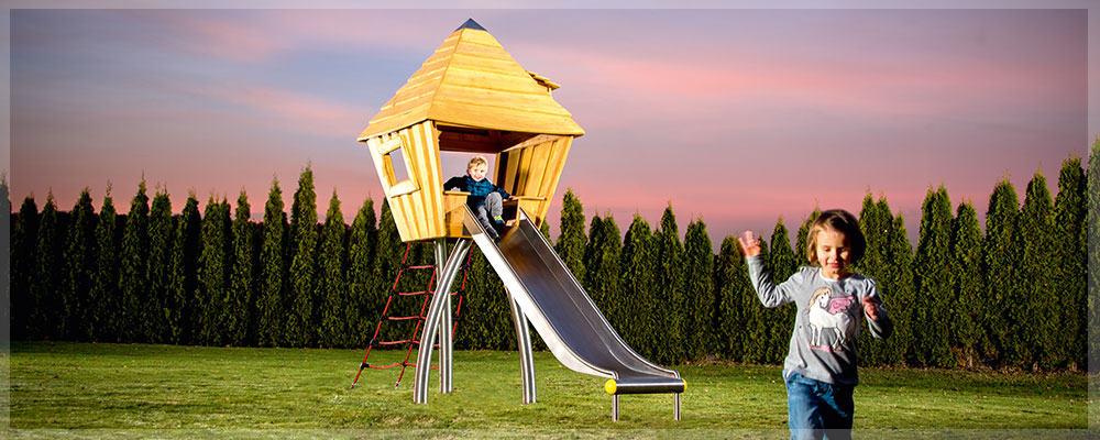 Kinder spielen mit stilum Spielgeräten